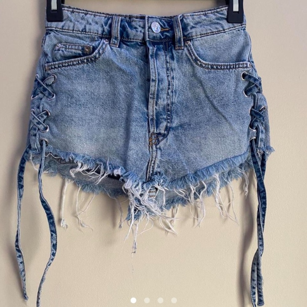 Distressed light acid wash high waisted denim jean shorts